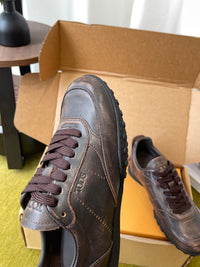 T Sneakers