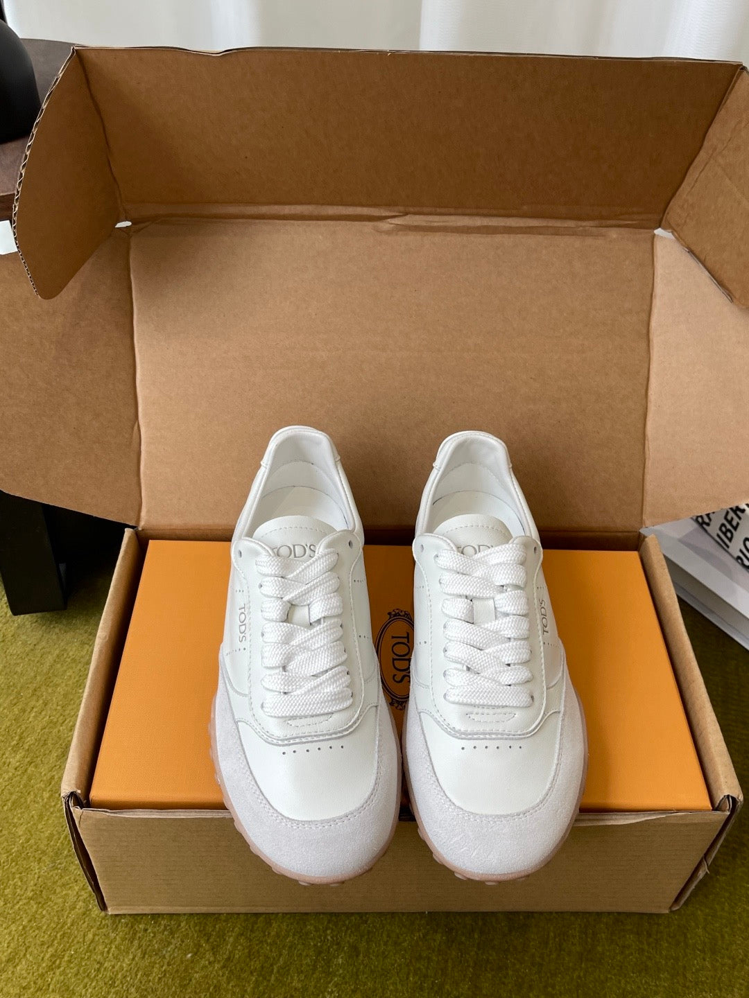 T Sneakers