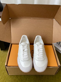 T Sneakers