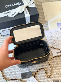 Vanity Case with Chain