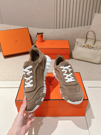 26S Bouncing Sneakers