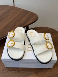 26S Médaillon Buckle Slides
