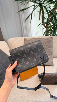 Steamer Wearable Wallet Bag