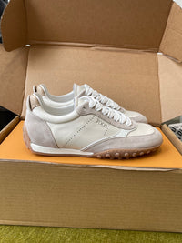 T Sneakers