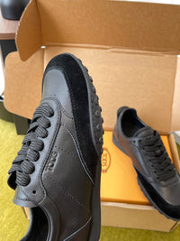 T Sneakers