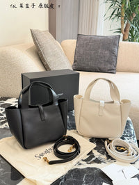 Le 5 à 7 Small Bucket Bag in Grained Leather