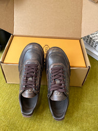 T Sneakers