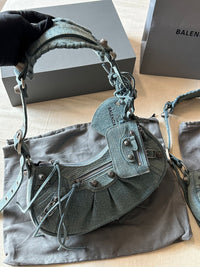 Le Cagole Small Shoulder Bag in Blue Washed Denim
