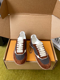 T Sneakers