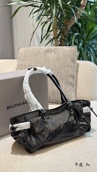 Le City East-West Leather Tote Bag