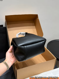 Le 5 à 7 Supple Hobo Bag