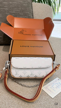 Ivy Wallet On Chain Monogram Pearly