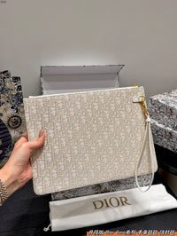 30 Montaigne Dea Pouch