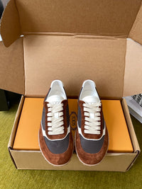 T Sneakers