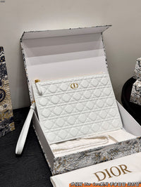 30 Montaigne Dea Pouch