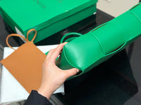Parakeet Arco Tote