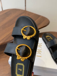 26S Médaillon Buckle Slides