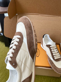 T Sneakers