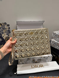 30 Montaigne Dea Pouch