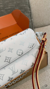 Ivy Wallet On Chain Monogram Pearly