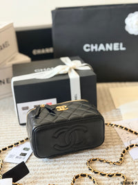 Vanity Case with Chain