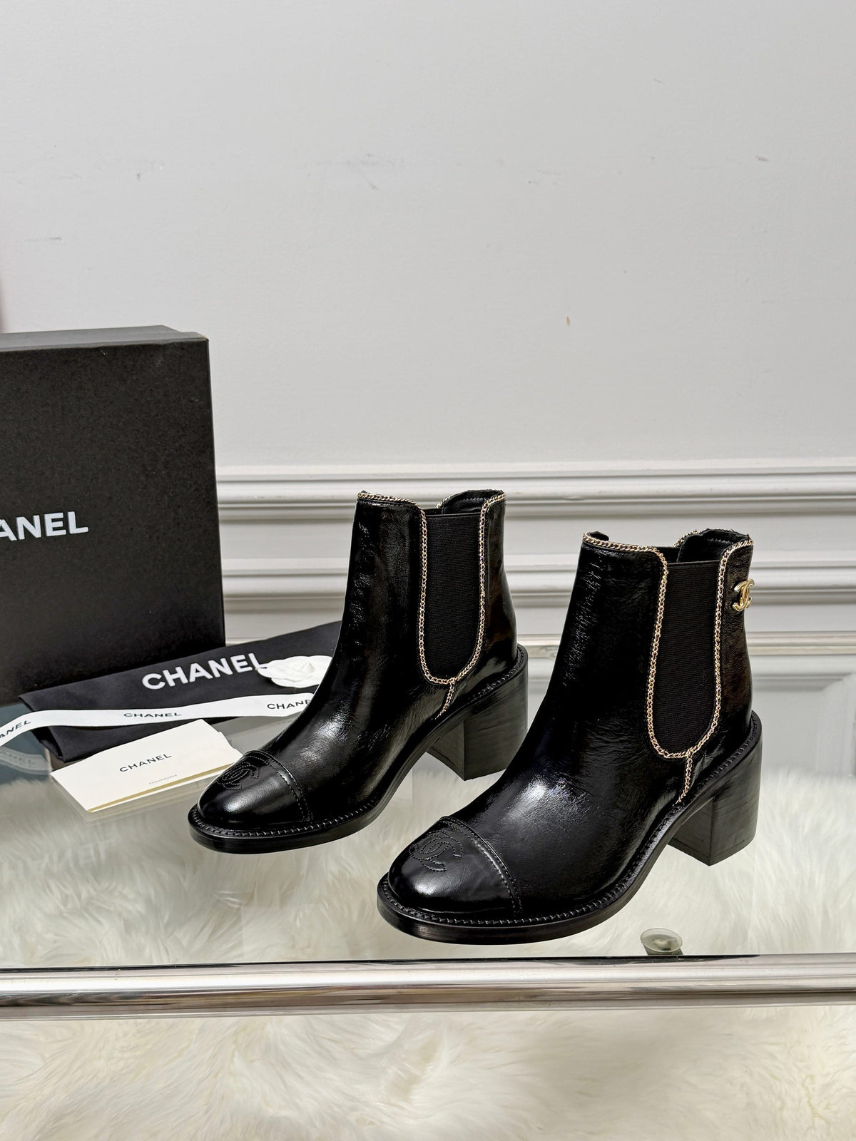 Logo Chelsea Boots