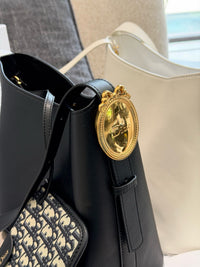 Médaillon Bucket Bag