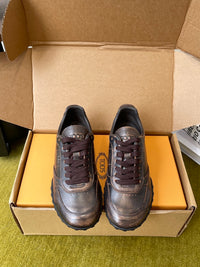 T Sneakers