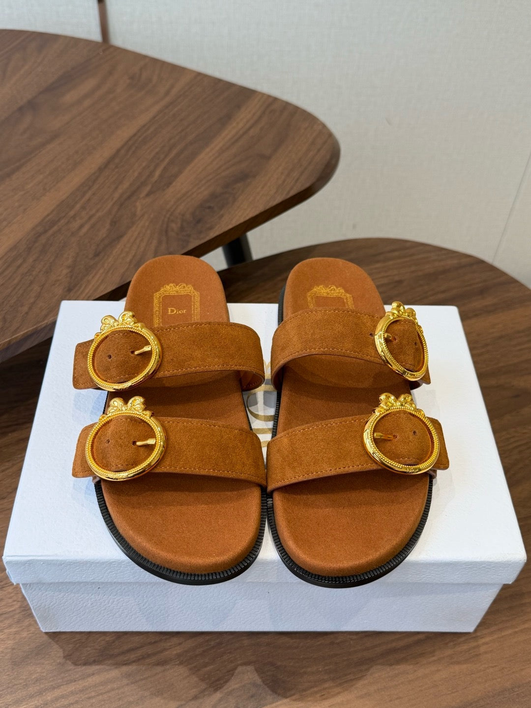 26S Médaillon Buckle Slides