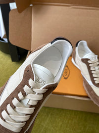 T Sneakers
