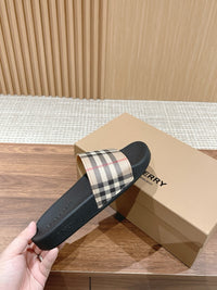 Check Slides Beige Black