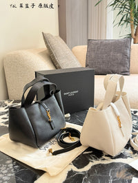 Le 5 à 7 Small Bucket Bag in Grained Leather