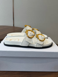 26S Médaillon Buckle Slides