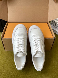 T Sneakers