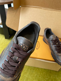 T Sneakers