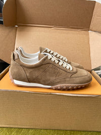 T Sneakers