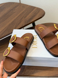 26S Médaillon Buckle Slides