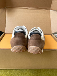T Sneakers