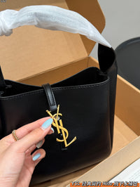 Le 5 à 7 Supple Hobo Bag
