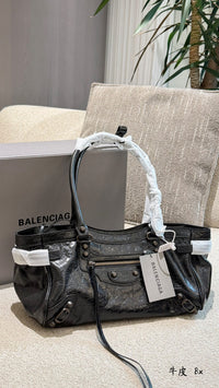 Le City East-West Leather Tote Bag