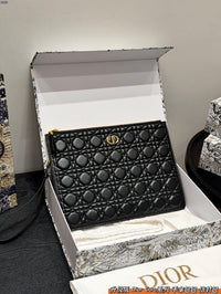 30 Montaigne Dea Pouch
