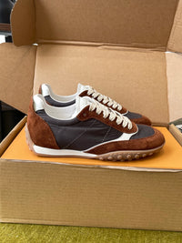 T Sneakers
