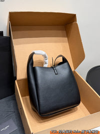 Le 5 à 7 Supple Hobo Bag