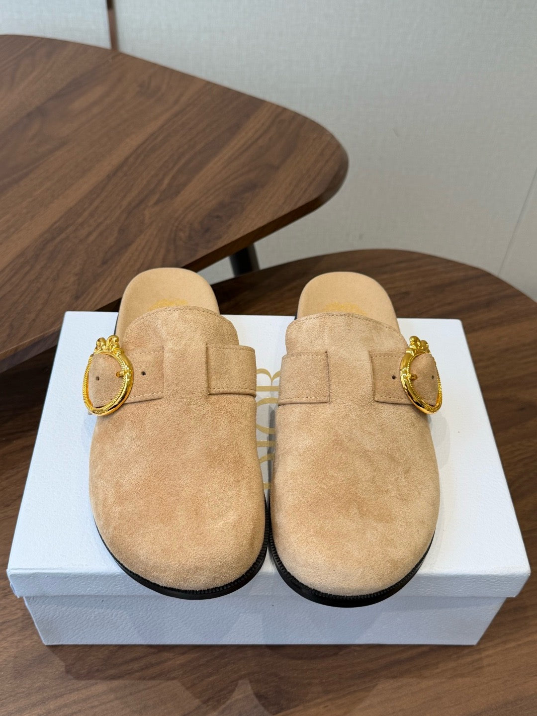 26S Médaillon Buckle Mules