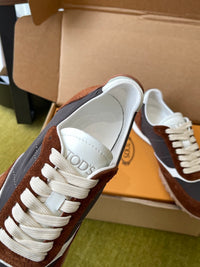 T Sneakers