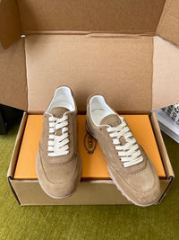 T Sneakers