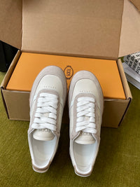 T Sneakers