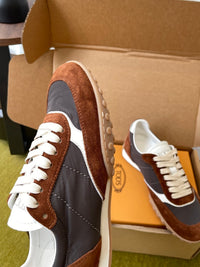 T Sneakers
