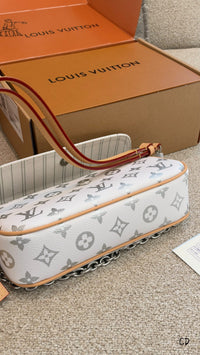 Ivy Wallet On Chain Monogram Pearly