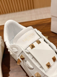 Garavani Rockstud Heart Leather Sneakers